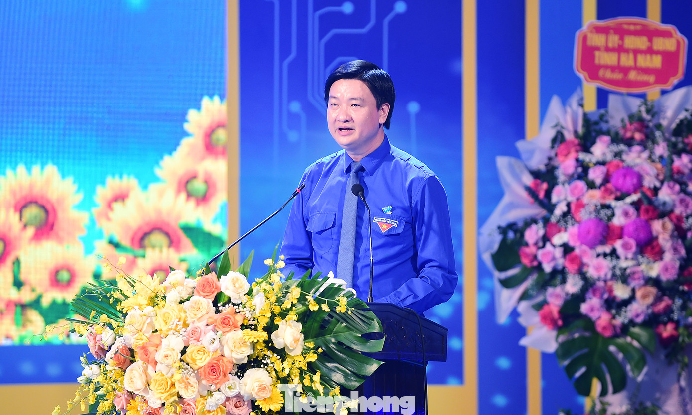 Anh Trần Ngọc Nam - Bí thư Tỉnh Đoàn, Chủ tịch Hội LHTN Việt Nam tỉnh Hà Nam khoá VI phát biểu khai mạc phiên trọng thể.