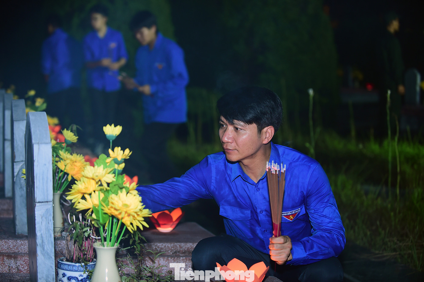 Anh Nguyễn Ngọc Lương - Bí thư thường trực T.Ư Đoàn thắp hương phần mộ liệt sĩ. Ảnh: Xuân Tùng