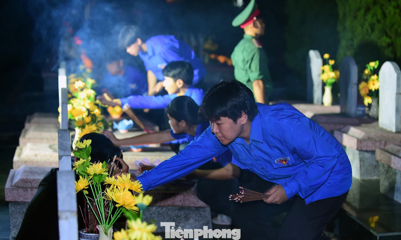Đoàn viên, thanh niên thắp hương phần mộ liệt sĩ tại Nghĩa trang liệt sĩ Độc Lập (Điện Biên) năm 2024. Ảnh: Xuân Tùng Đoàn viên, thanh niên thắp hương phần mộ liệt sĩ tại Nghĩa trang liệt sĩ Độc Lập (Điện Biên) năm 2024. Ảnh: Xuân Tùng
