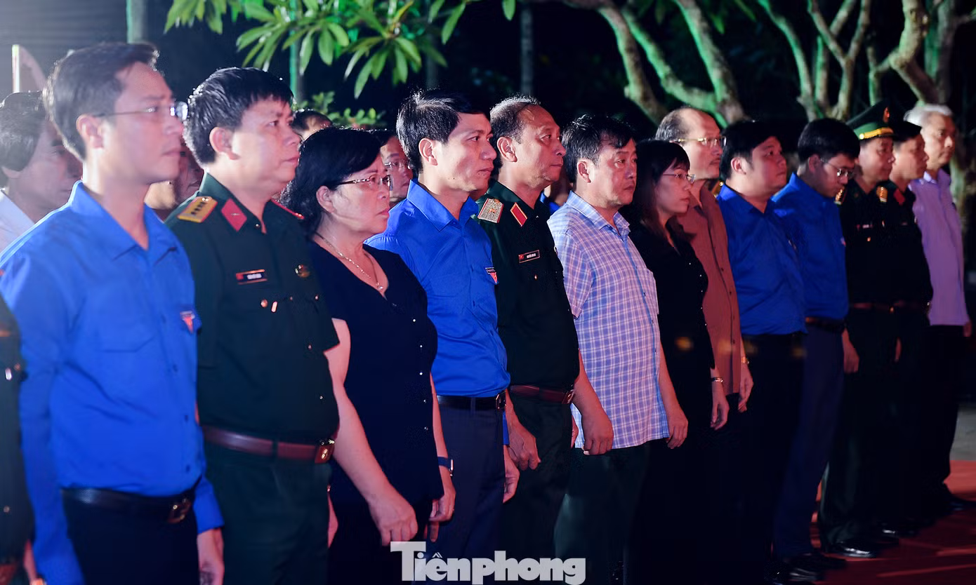 Các đại biểu kính cẩn nghiêng mình, tri ân các Anh hùng liệt sĩ và tưởng nhớ Tổng Bí thư Nguyễn Phú Trọng. Ảnh: Xuân Tùng Các đại biểu kính cẩn nghiêng mình, tri ân các Anh hùng liệt sĩ và tưởng nhớ Tổng Bí thư Nguyễn Phú Trọng. Ảnh: Xuân Tùng