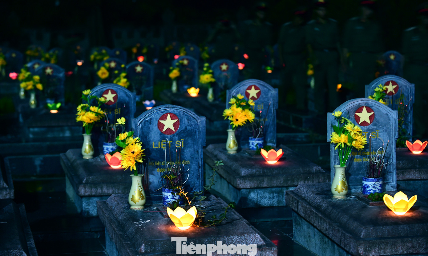 Những ánh nến được thắp trên các phần mộ tại Nghĩa trang liệt sĩ Độc Lập. Ảnh: Xuân Tùng