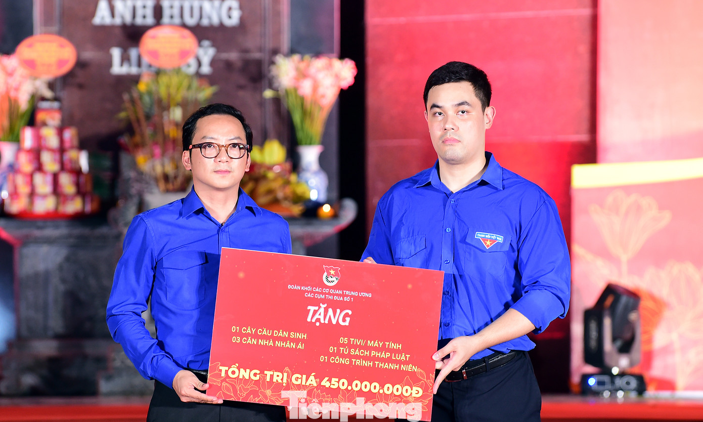 Anh Mùa Chiến Thắng - Phó Bí thư thường trực Tỉnh Đoàn Điện Biên tiếp nhận nguồn lực được trao tặng tới tỉnh Điện Biên. Ảnh: Xuân Tùng