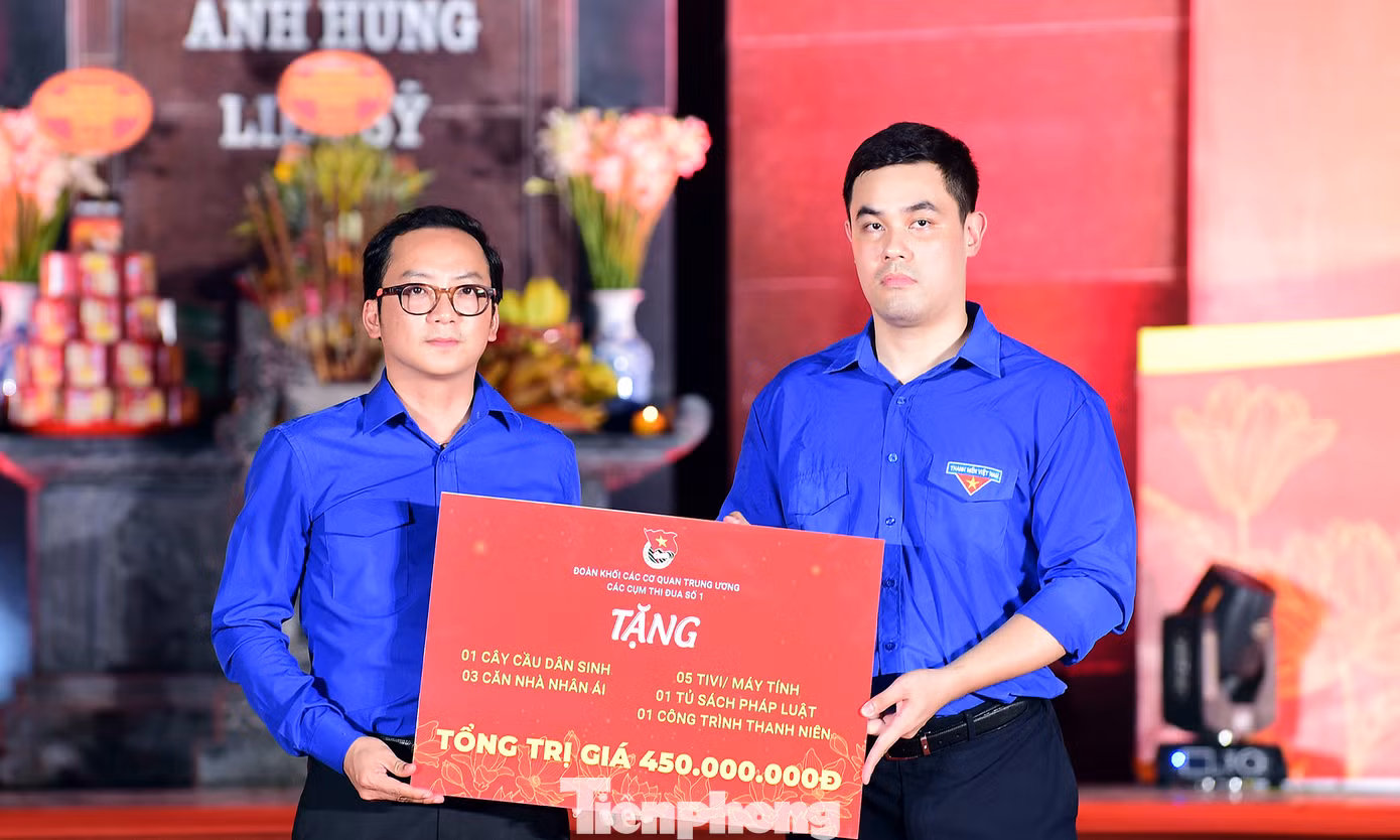 Anh Mùa Chiến Thắng - Phó Bí thư thường trực Tỉnh Đoàn Điện Biên tiếp nhận nguồn lực được trao tặng tới tỉnh Điện Biên. Ảnh: Xuân Tùng Anh Mùa Chiến Thắng - Phó Bí thư thường trực Tỉnh Đoàn Điện Biên tiếp nhận nguồn lực được trao tặng tới tỉnh Điện Biên. Ảnh: Xuân Tùng