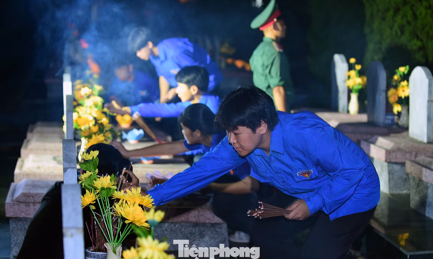 Đoàn viên, thanh niên thắp hương phần mộ liệt sĩ tại Nghĩa trang liệt sĩ Độc Lập. Ảnh: Xuân Tùng Đoàn viên, thanh niên thắp hương phần mộ liệt sĩ tại Nghĩa trang liệt sĩ Độc Lập. Ảnh: Xuân Tùng
