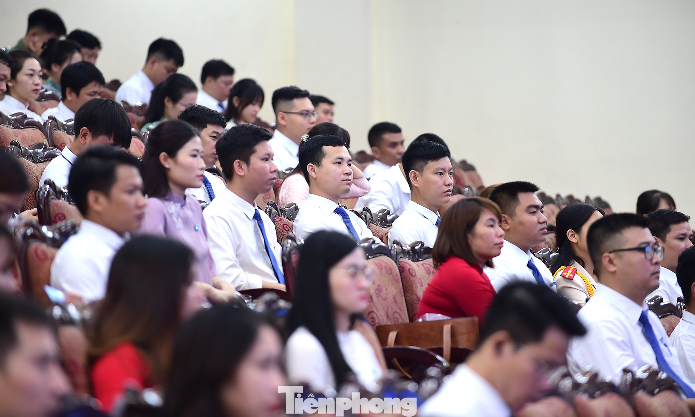 Tham dự Đại hội có 215 đại biểu. Tham dự Đại hội có 215 đại biểu.