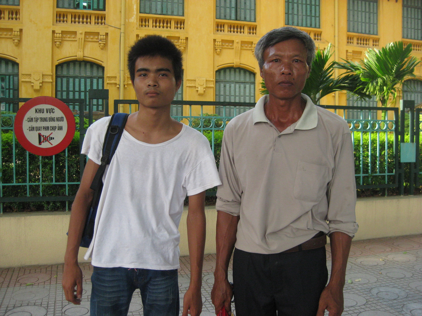 Hai bố con bác Tiến tại Hà Nội ngày 1/7/2010. Ảnh : Đỗ Hợp