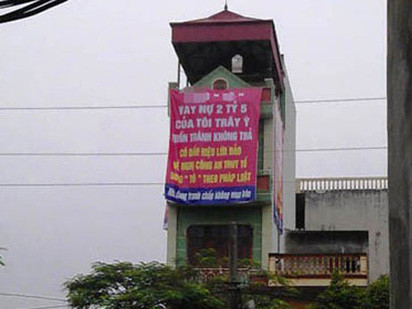  Ngôi nhà bị đối tượng lạ treo panô khủng bố đòi nợ