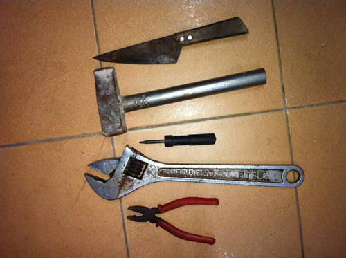 Hung khí đôi vợ chồng dùng để đánh và đe dọa Bình