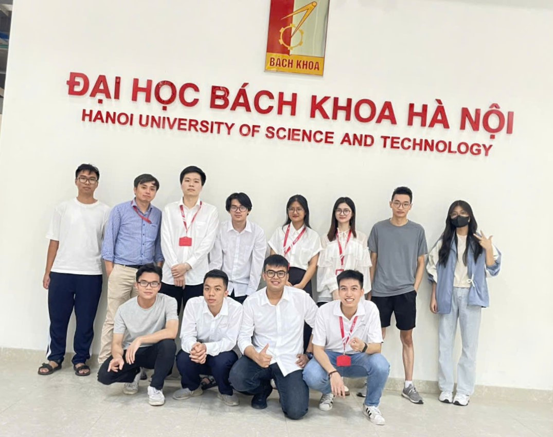 Hiếu (hàng đầu, bên phải ngoài cùng) và những người bạn.