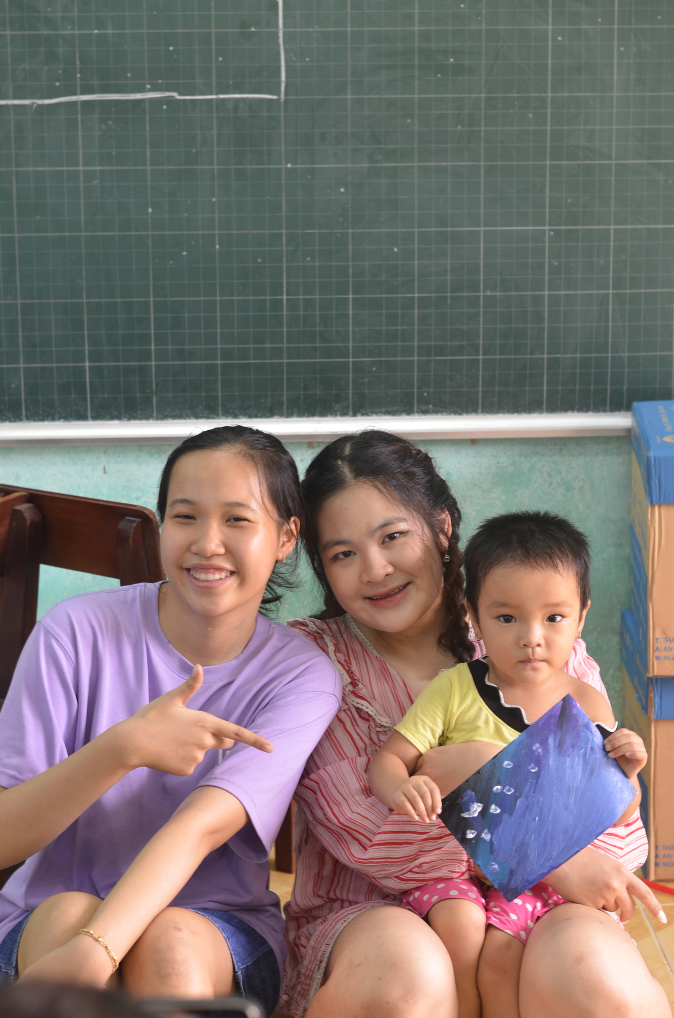 Khánh Ngân (ở giữa) và những người bạn tham gia các hoạt động thiện nguyện.