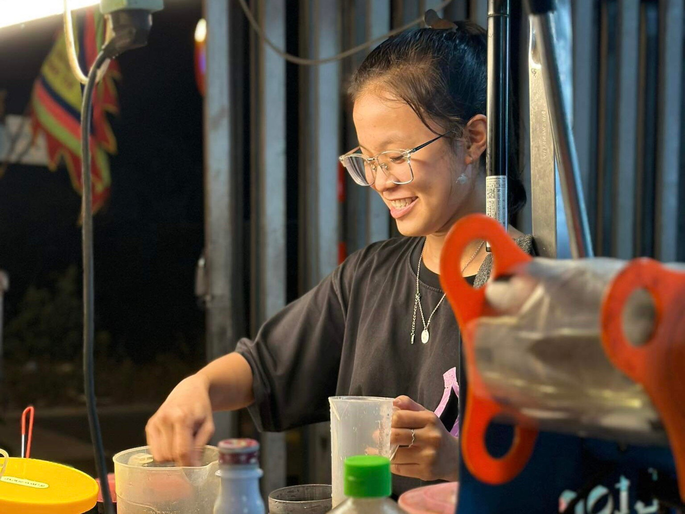 Lư Vân Thanh đang làm thêm thời vụ mùa Tết, với công việc pha chế trà sữa. Lư Vân Thanh đang làm thêm thời vụ mùa Tết, với công việc pha chế trà sữa.