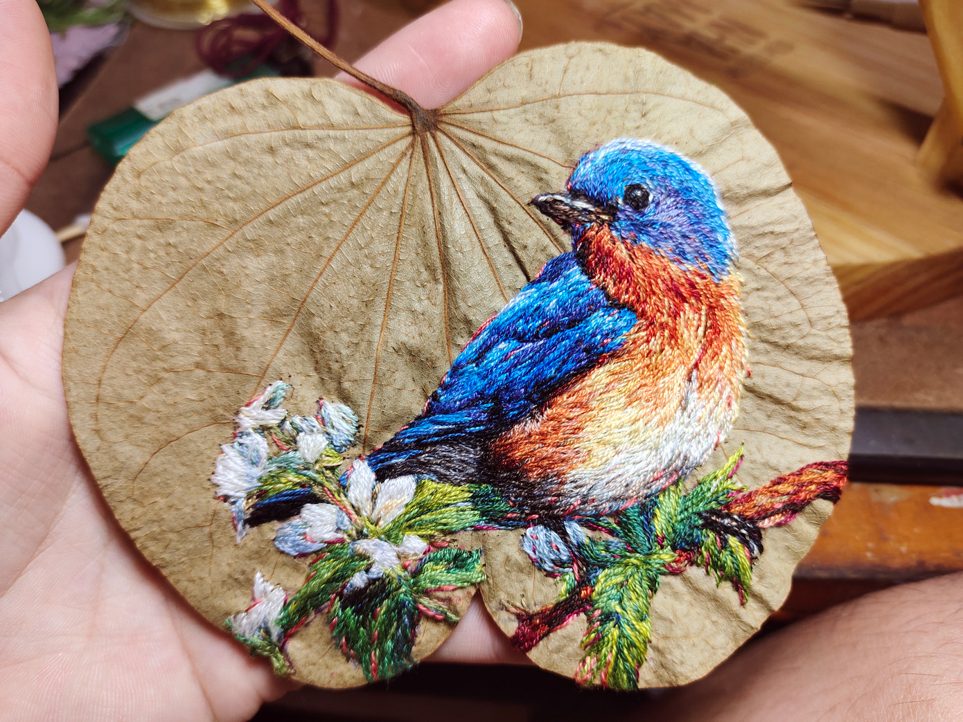 Chú chim được Khiêm khéo léo sáng tạo trên lá cây.