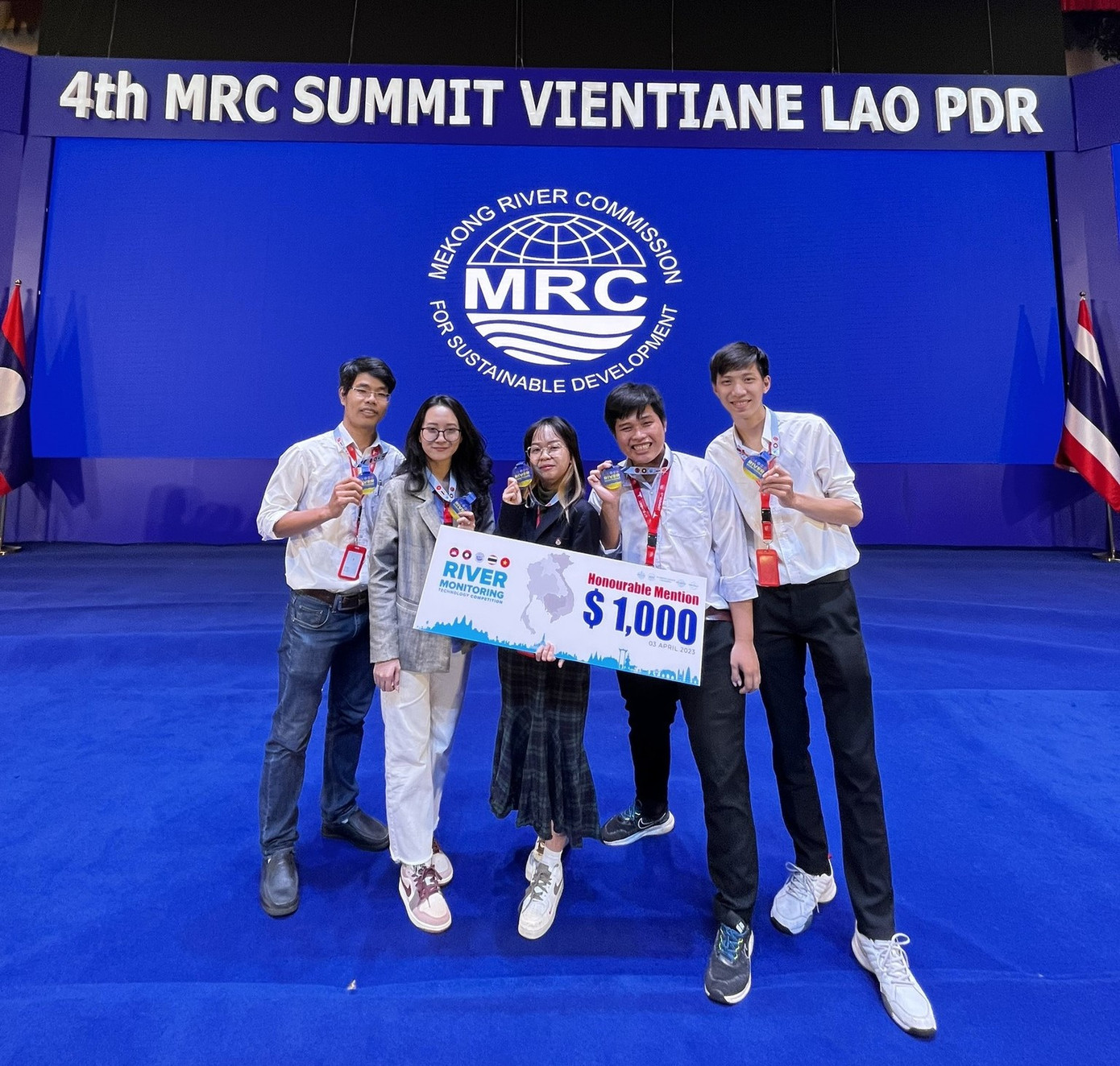 Long và nhóm sinh viên trường ĐH Cần Thơ đoạt giải Nhì tại cuộc thi của Ủy hội Sông Mekong Long và nhóm sinh viên trường ĐH Cần Thơ đoạt giải Nhì tại cuộc thi của Ủy hội Sông Mekong