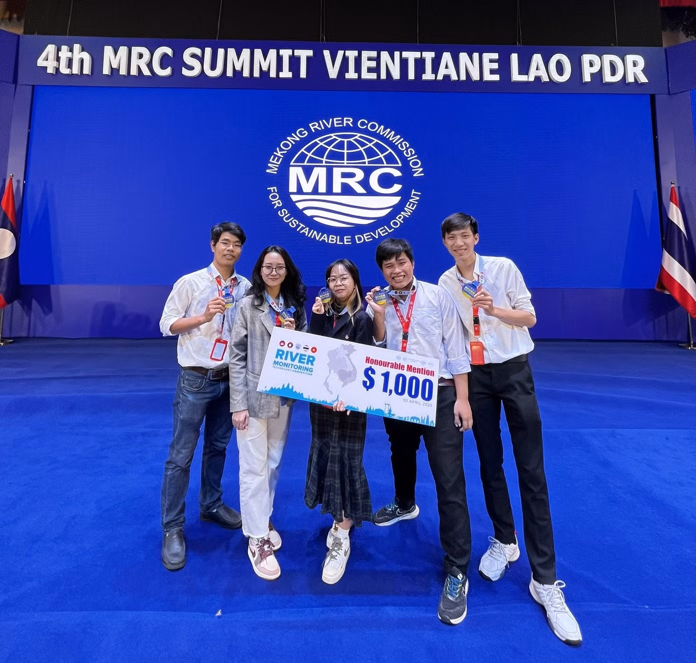 Long và nhóm sinh viên trường ĐH Cần Thơ đoạt giải Nhì tại cuộc thi của Ủy hội Sông Mekong Long và nhóm sinh viên trường ĐH Cần Thơ đoạt giải Nhì tại cuộc thi của Ủy hội Sông Mekong