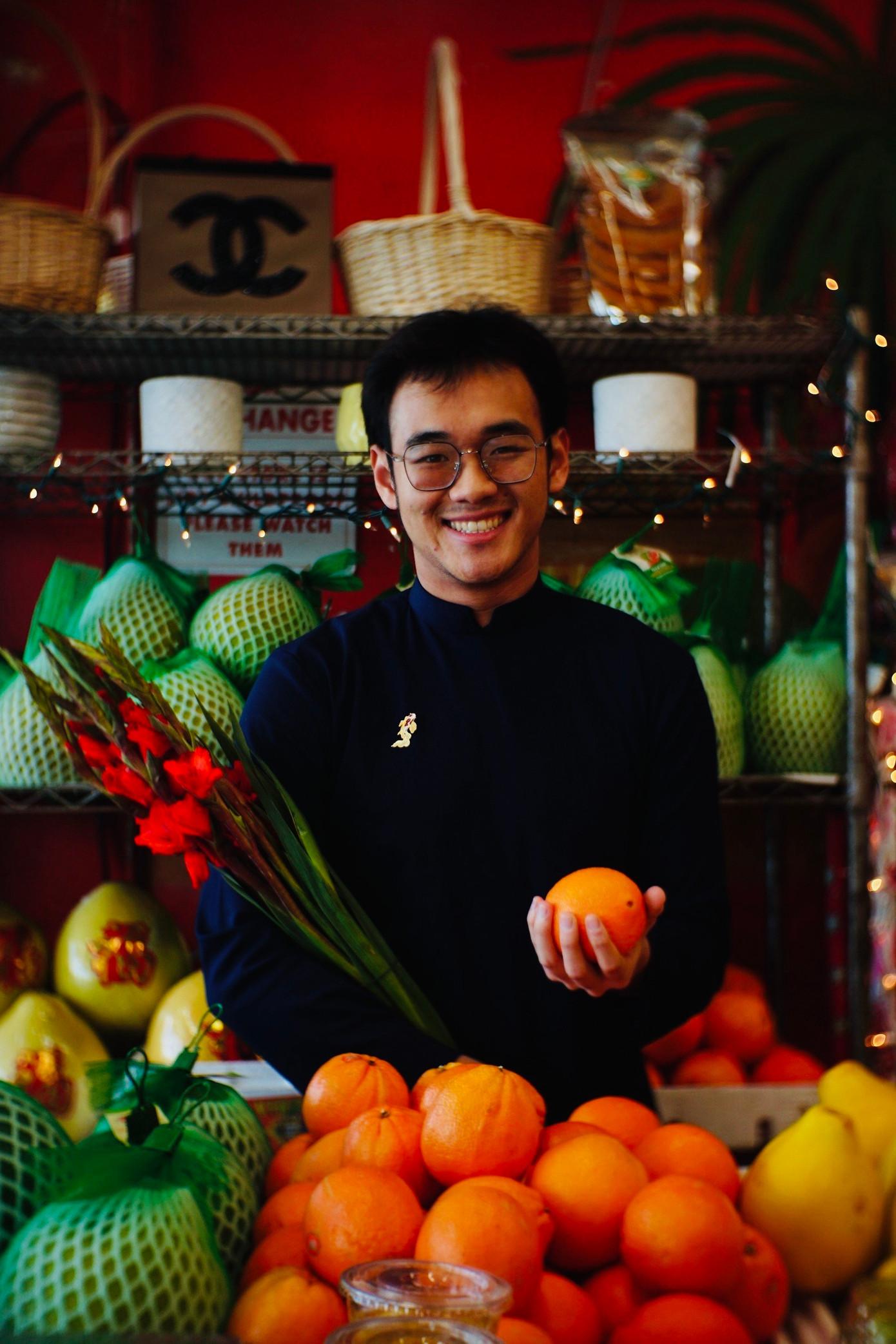 Trần Nguyên Hà đã tranh thủ sắm Tết, chụp ảnh kỷ niệm không khí Tết ở chợ Việt.