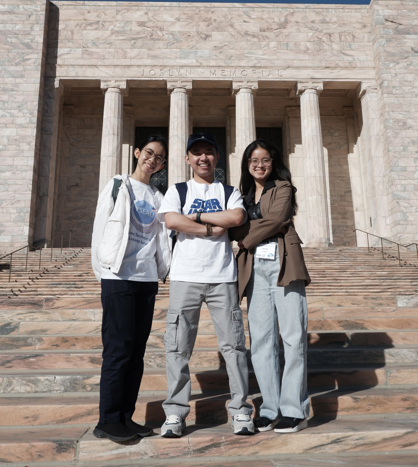 Gia Hảo (ngoài cùng, bên phải) và các sinh viên Việt Nam tham dự chương trình tại thành phố Omaha, quận Nebraska, Mỹ. Gia Hảo (ngoài cùng, bên phải) và các sinh viên Việt Nam tham dự chương trình tại thành phố Omaha, quận Nebraska, Mỹ.