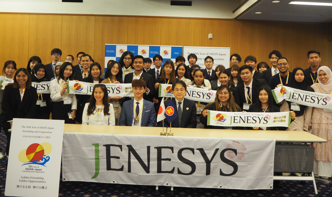 Huỳnh Đức (hàng đầu, thứ hai, từ trái sang) và các đại biểu chụp ảnh kỷ niệm với Bộ Ngoại giao Nhật Bản.