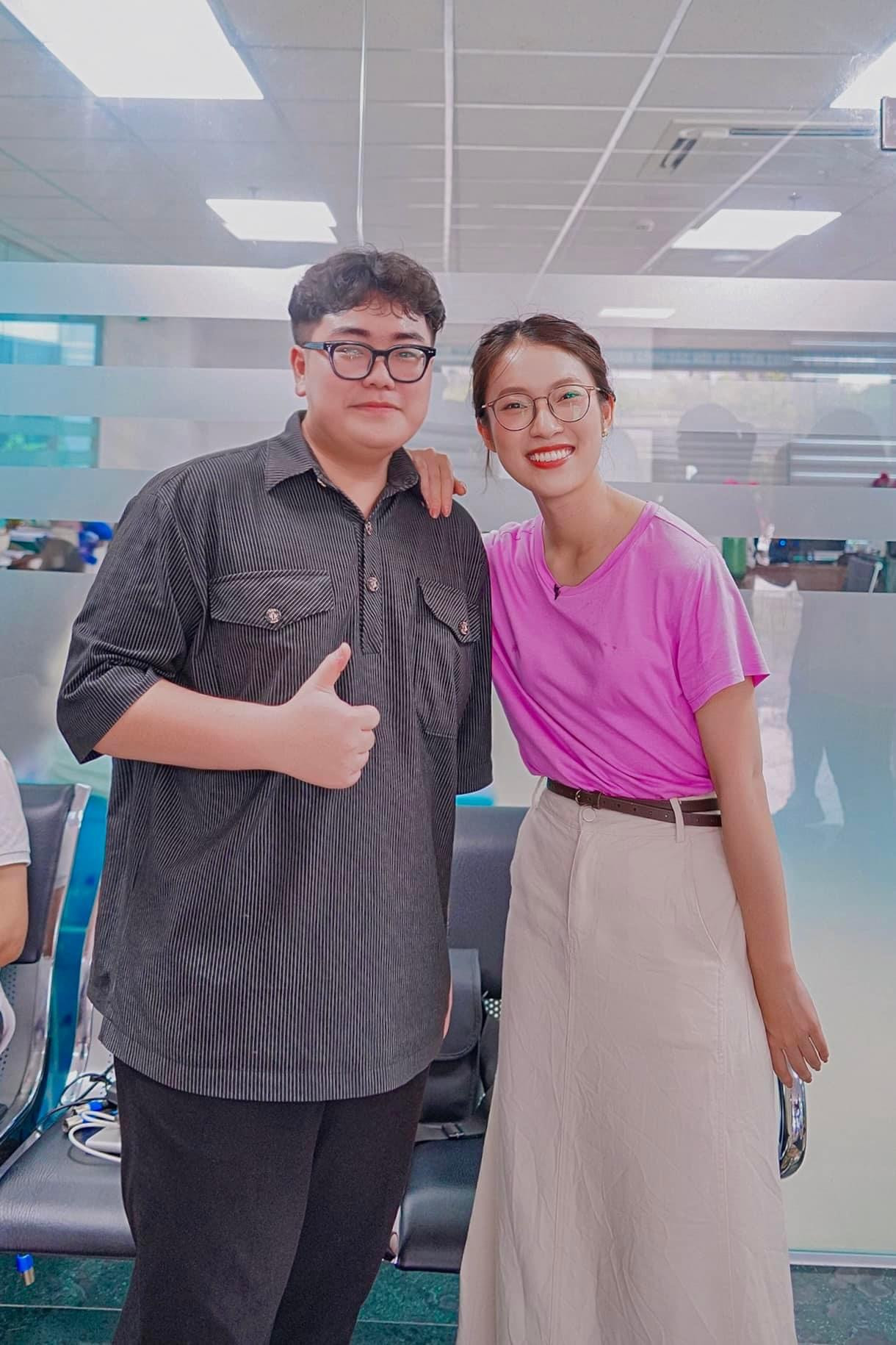 Khoa trong buổi gặp gỡ, giao lưu với MC Khánh Vy. Khoa trong buổi gặp gỡ, giao lưu với MC Khánh Vy.