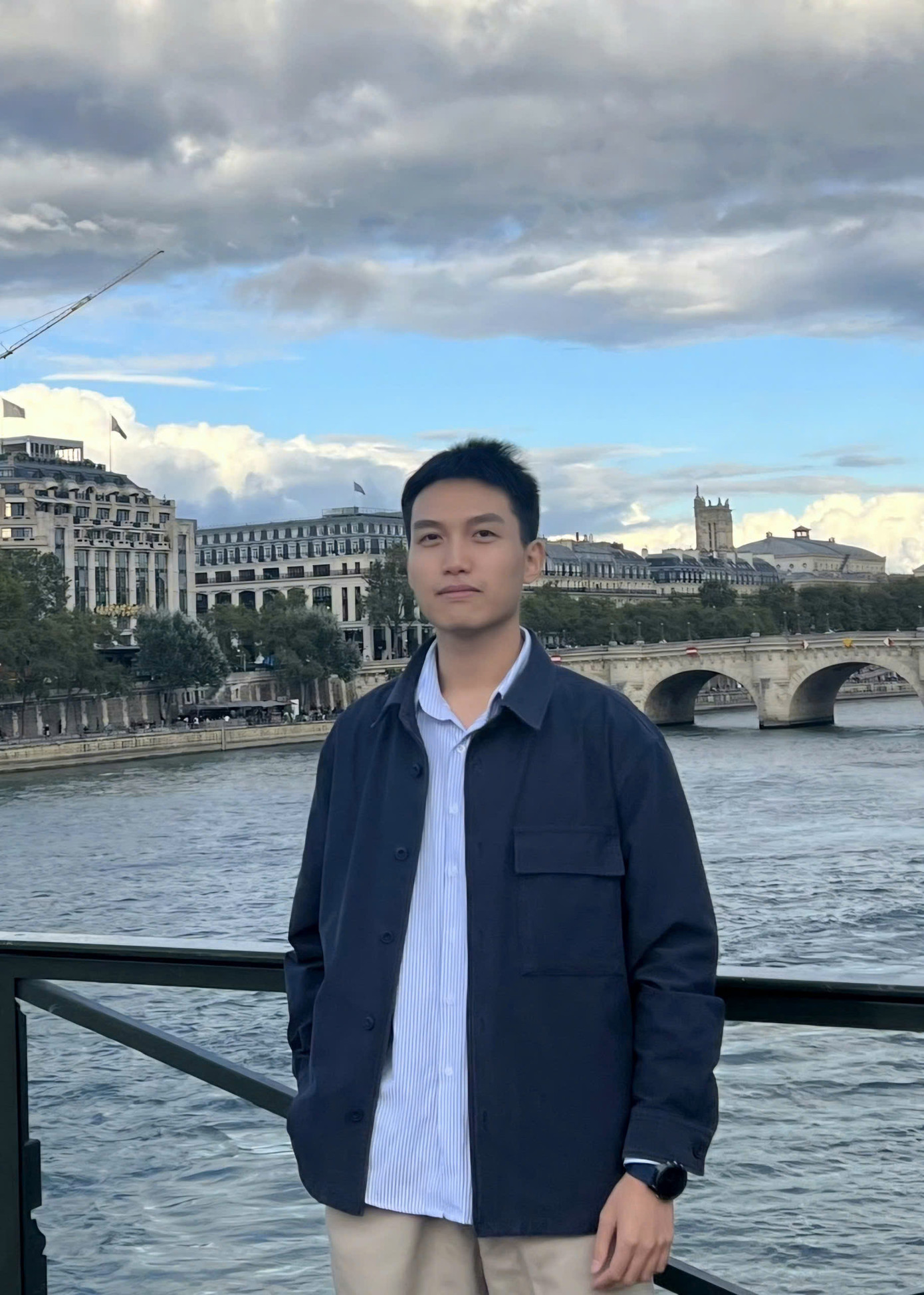 Trần Trung Hiếu hiện đang du học tại Viện Bách khoa Paris.