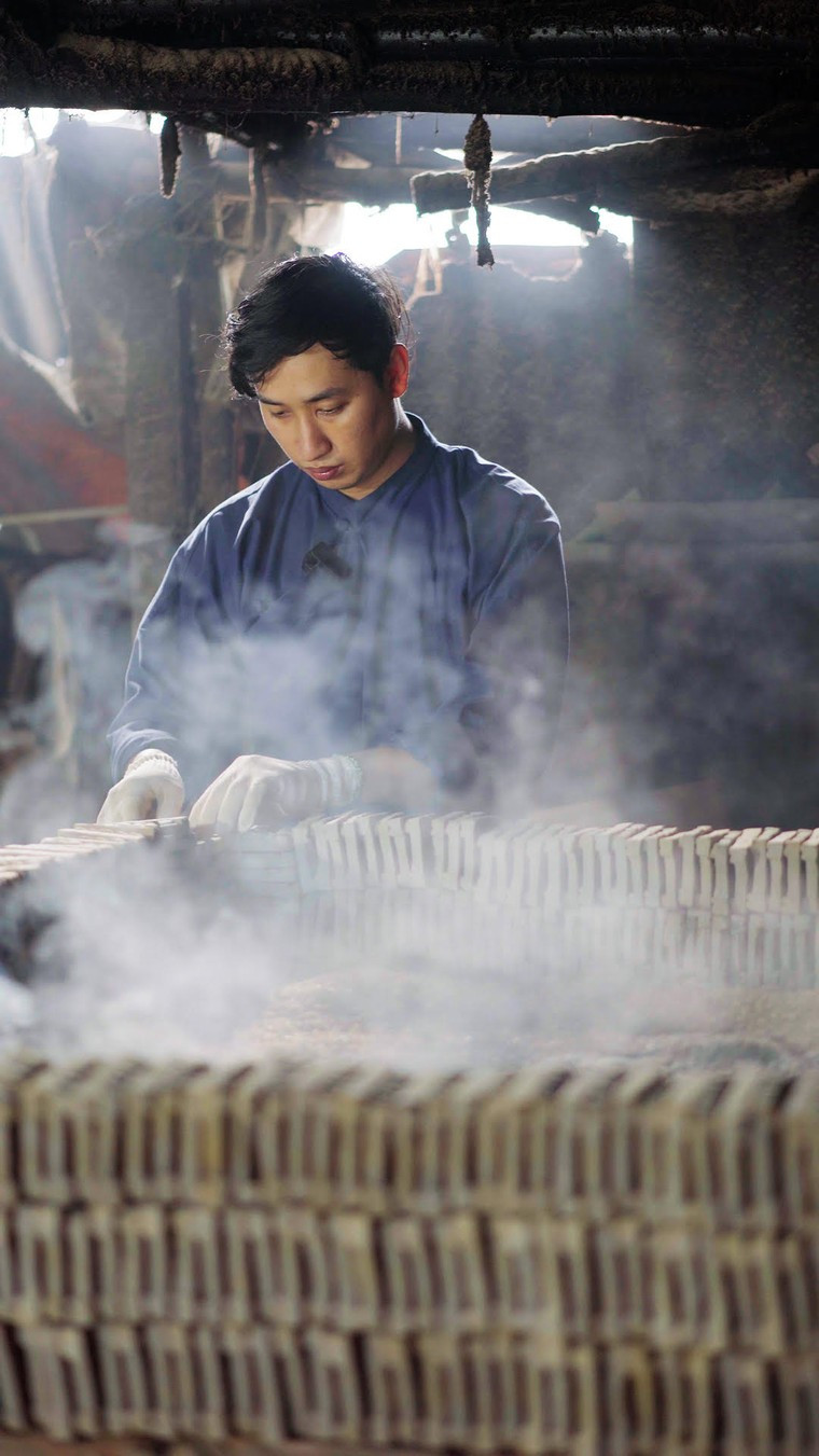 Đào Hữu Quý nặn tượng Ông Công, Ông Táo ở làng Địa Linh (TP. Huế)