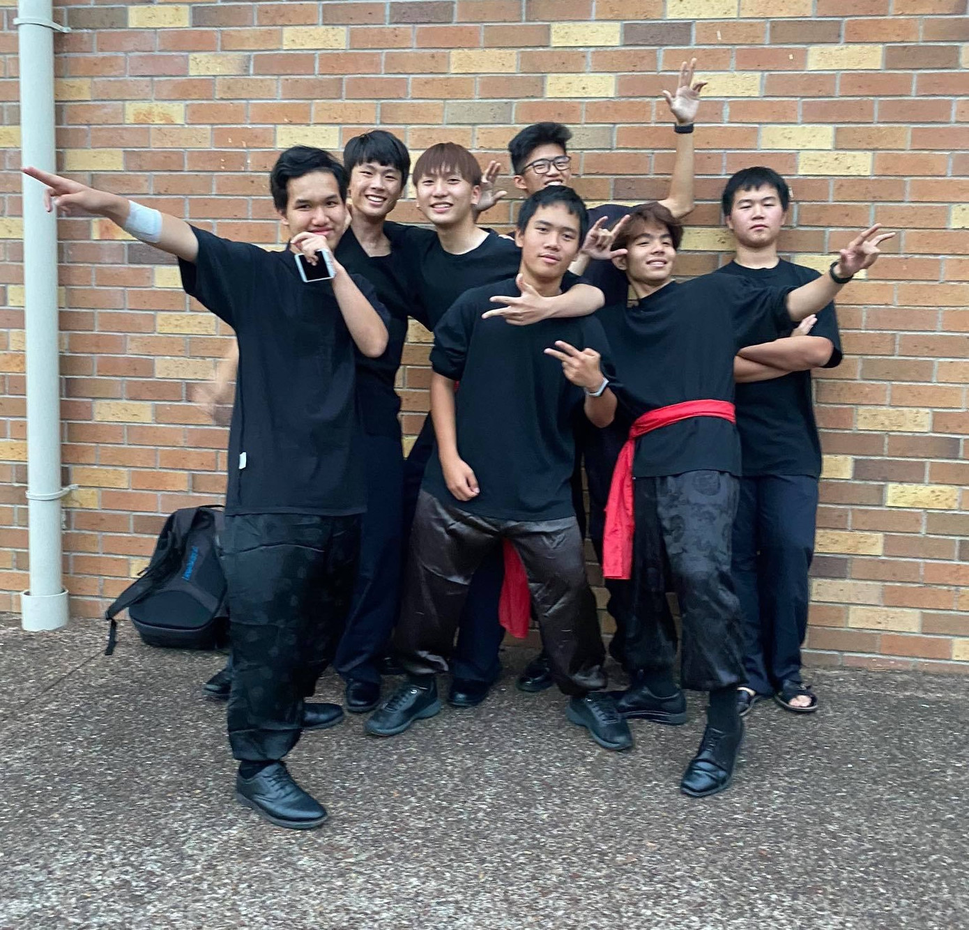 Nam sinh Việt tham gia giao lưu võ thuật cùng những người bạn. Nam sinh Việt tham gia giao lưu võ thuật cùng những người bạn.