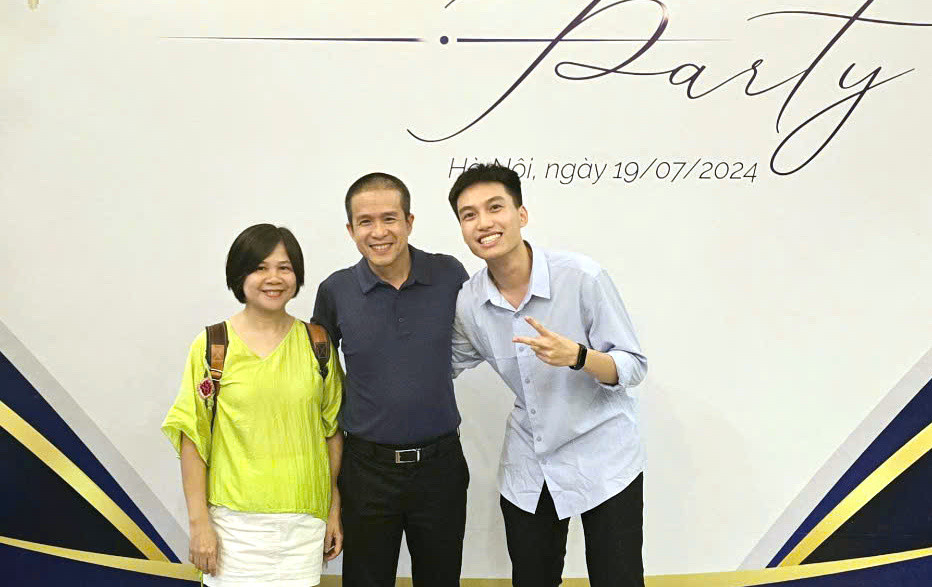 Hiếu chụp ảnh cùng cô Hoàng Phương Chi và thầy Nguyễn Đức Minh ở ĐH Bách khoa Hà Nội