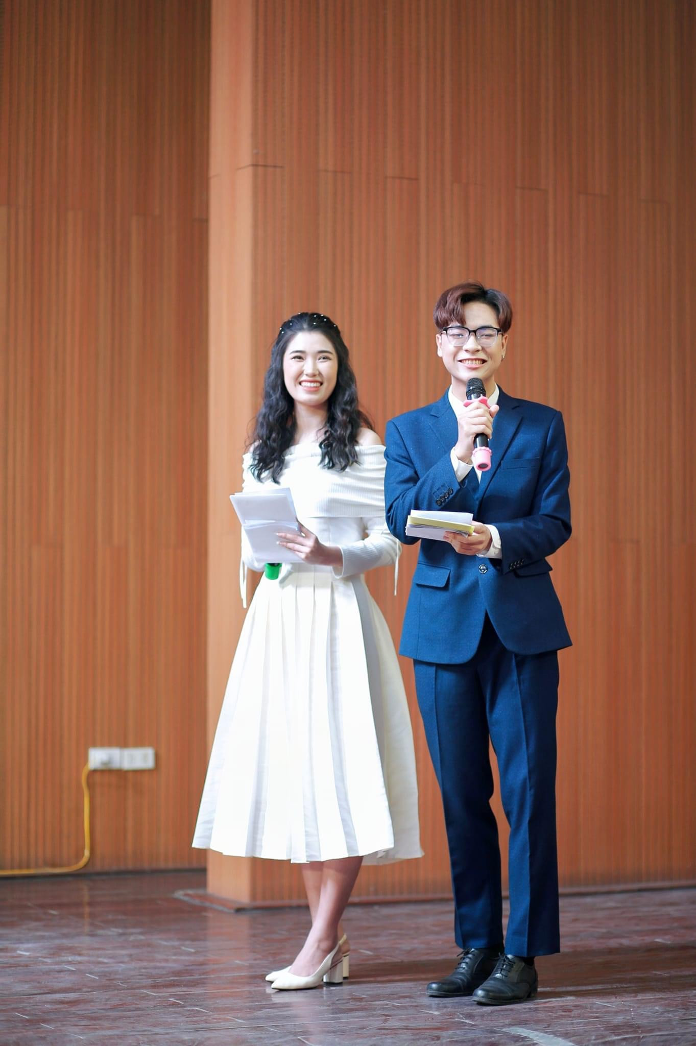 Bách cùng nữ MC dẫn chương trình tại một sự kiện giao lưu. Bách cùng nữ MC dẫn chương trình tại một sự kiện giao lưu.