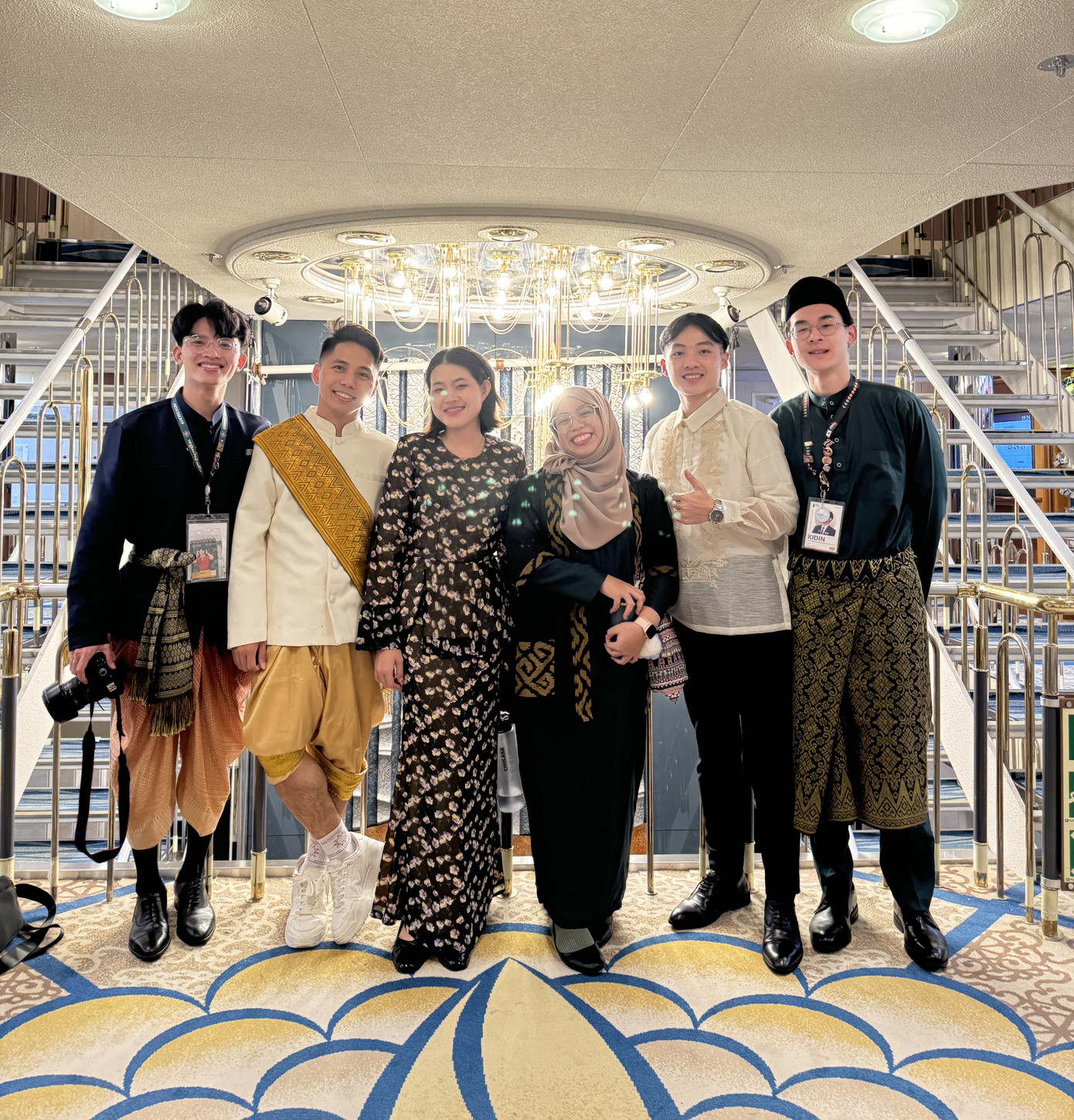 Huỳnh Đức (ngoài cùng, bên trái) và các đại biểu thanh niên các nước tại SSEAYP 2024.