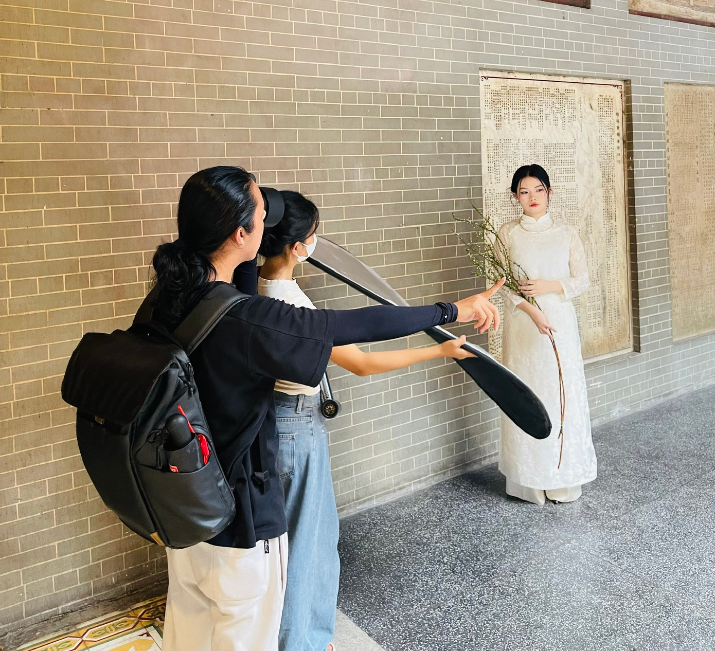 Các bạn trẻ còn chi tiền thuê cả ê kíp để chụp ảnh đón Tết sớm.