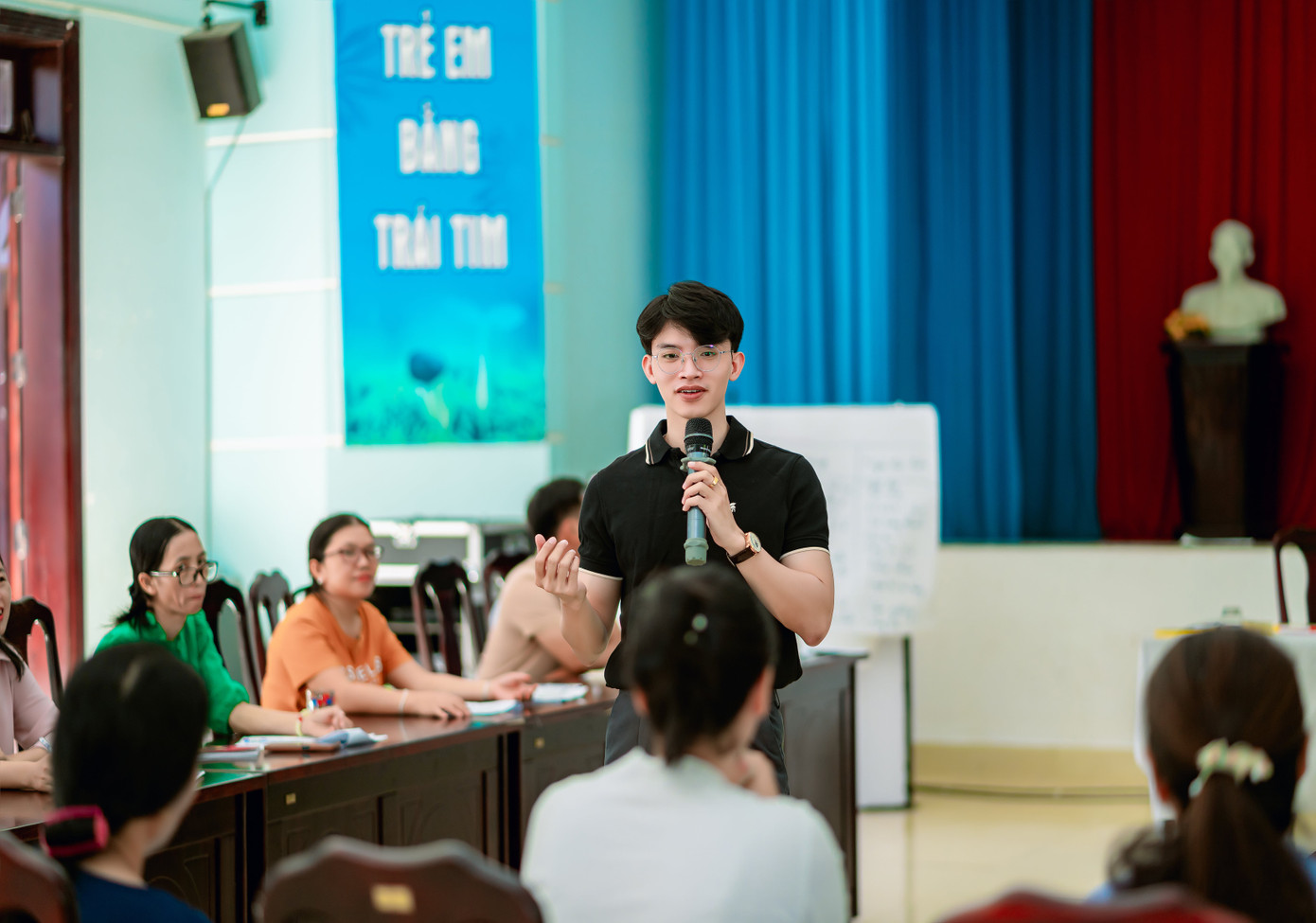 Huỳnh Đức tập huấn cho Làng trẻ em SOS Đà Nẵng về chương trình chăm sóc cho thanh thiếu niên trước khi rời chương trình chăm sóc thay thế.