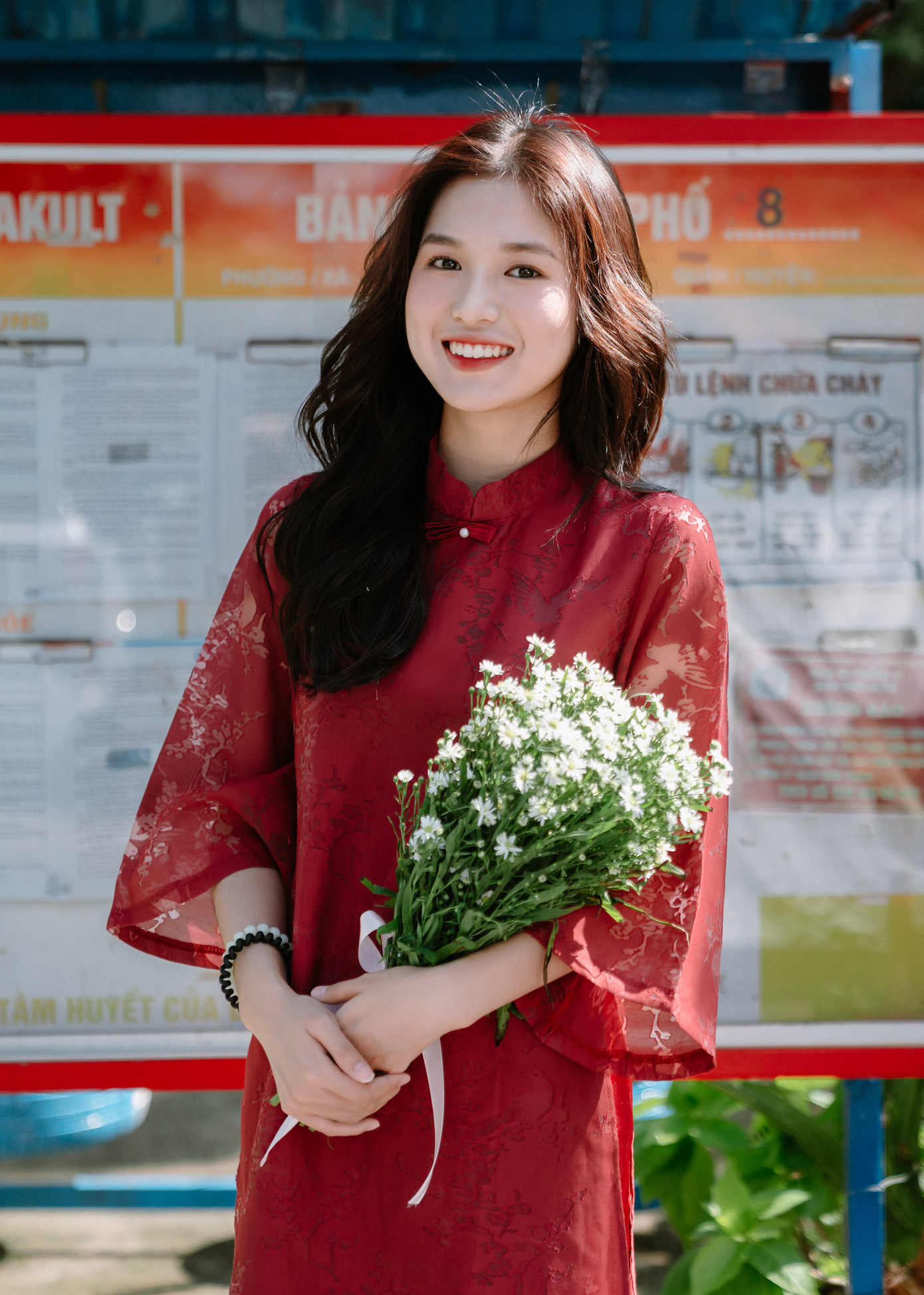 Các bạn trẻ xúng xính, lưu giữ khoảnh khắc đẹp trong bộ áo dài Tết. Ảnh: Hứa Hồng Phúc