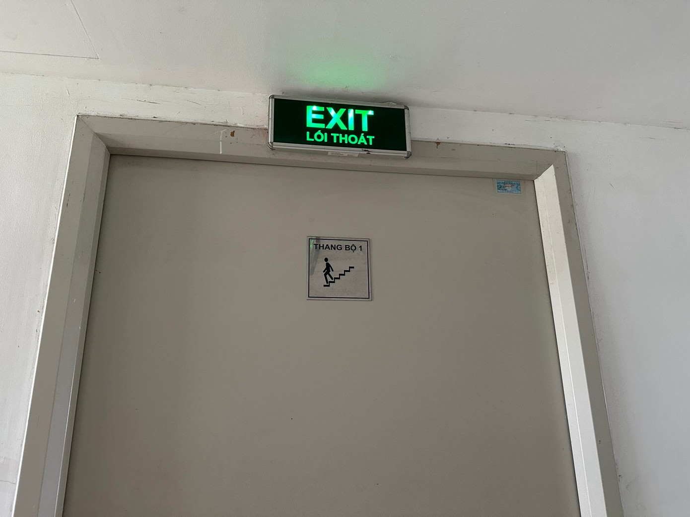 Nếu bạn thuê chung cư thì bạn cũng nên tìm hiểu các lối đi thang bộ, lối thoát hiểm... để khi xảy ra sự cố thì bạn biết đường hướng thoát hiểm. Nếu bạn thuê chung cư thì bạn cũng nên tìm hiểu các lối đi thang bộ, lối thoát hiểm... để khi xảy ra sự cố thì bạn biết đường hướng thoát hiểm.