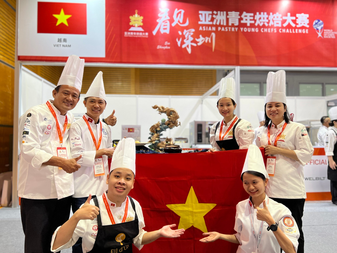 Thiên Ân (hàng đầu, bên trái) cùng đoàn Việt Nam tham dự cuộc thi ẩm thực ở nước ngoài. Thiên Ân (hàng đầu, bên trái) cùng đoàn Việt Nam tham dự cuộc thi ẩm thực ở nước ngoài.