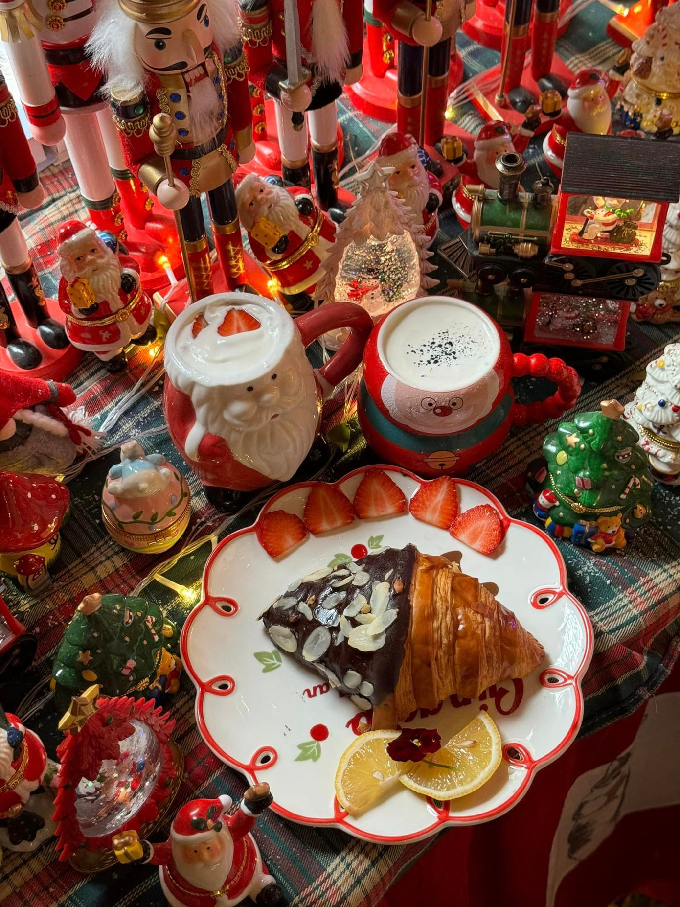 Những món nước, tráng miệng trong thực đơn hằng ngày của quán cũng bắt trend theo chủ đề Giáng sinh.