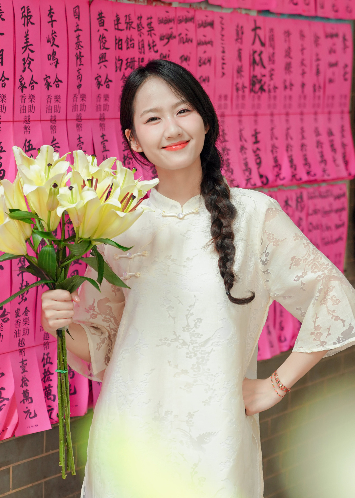 Nhiều bạn trẻ đến chùa Bà Thiên Hậu ở quận 5, TP. HCM chụp ảnh Tết sớm, tháng 12/2024. Ảnh: Tiệm ảnh Du Yên