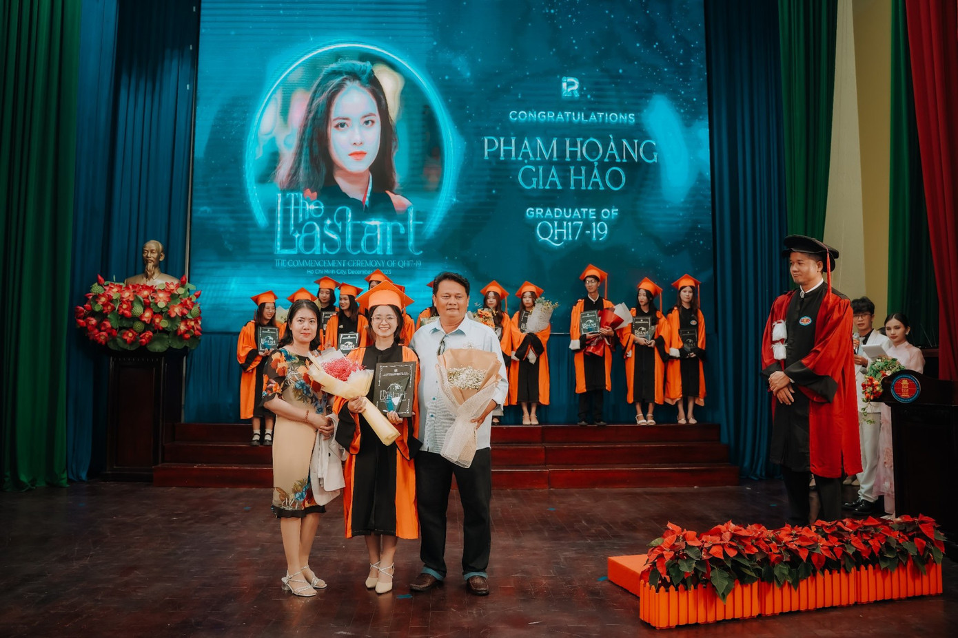 Hảo và bố mẹ trong lễ tốt nghiệp Đại học. Hảo và bố mẹ trong lễ tốt nghiệp Đại học.