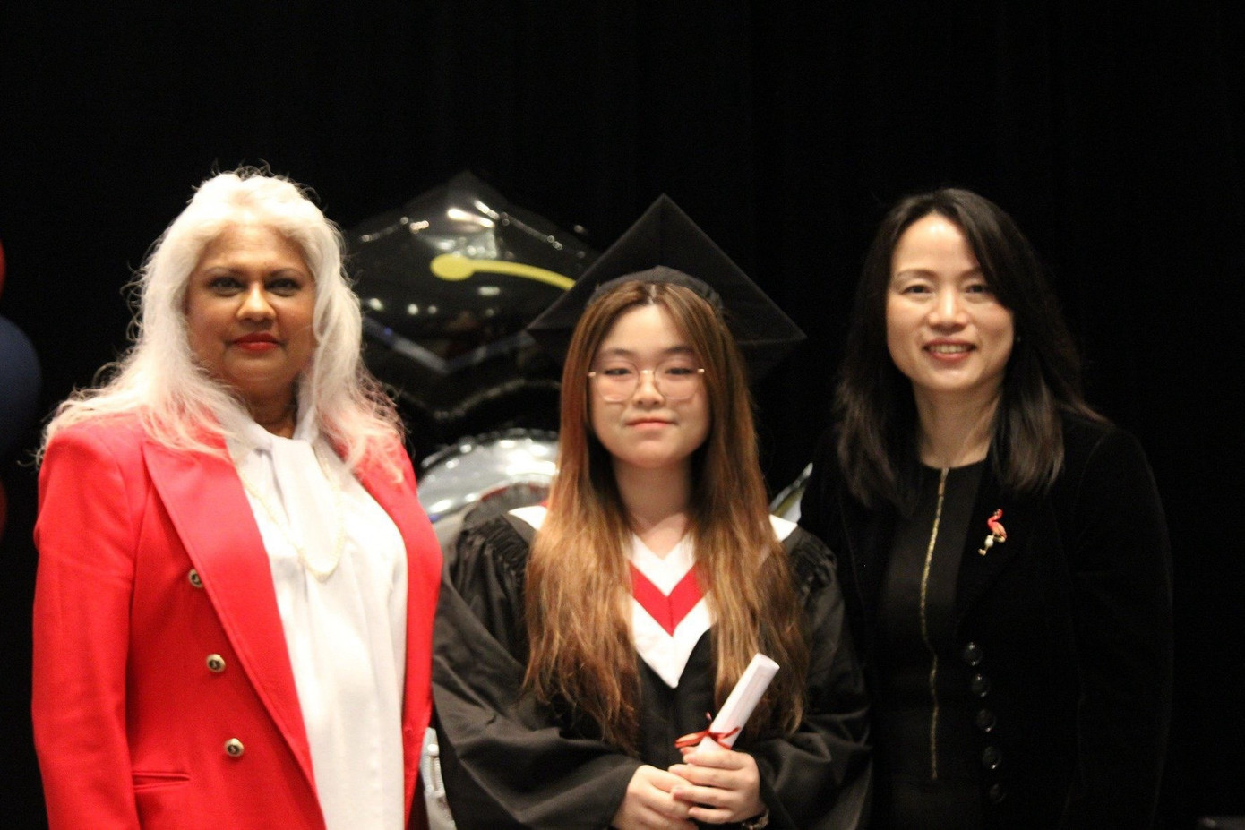 Anh Thư trong buổi lễ tốt nghiệp tại trường phổ thông London International Academy (Canada). Anh Thư trong buổi lễ tốt nghiệp tại trường phổ thông London International Academy (Canada).