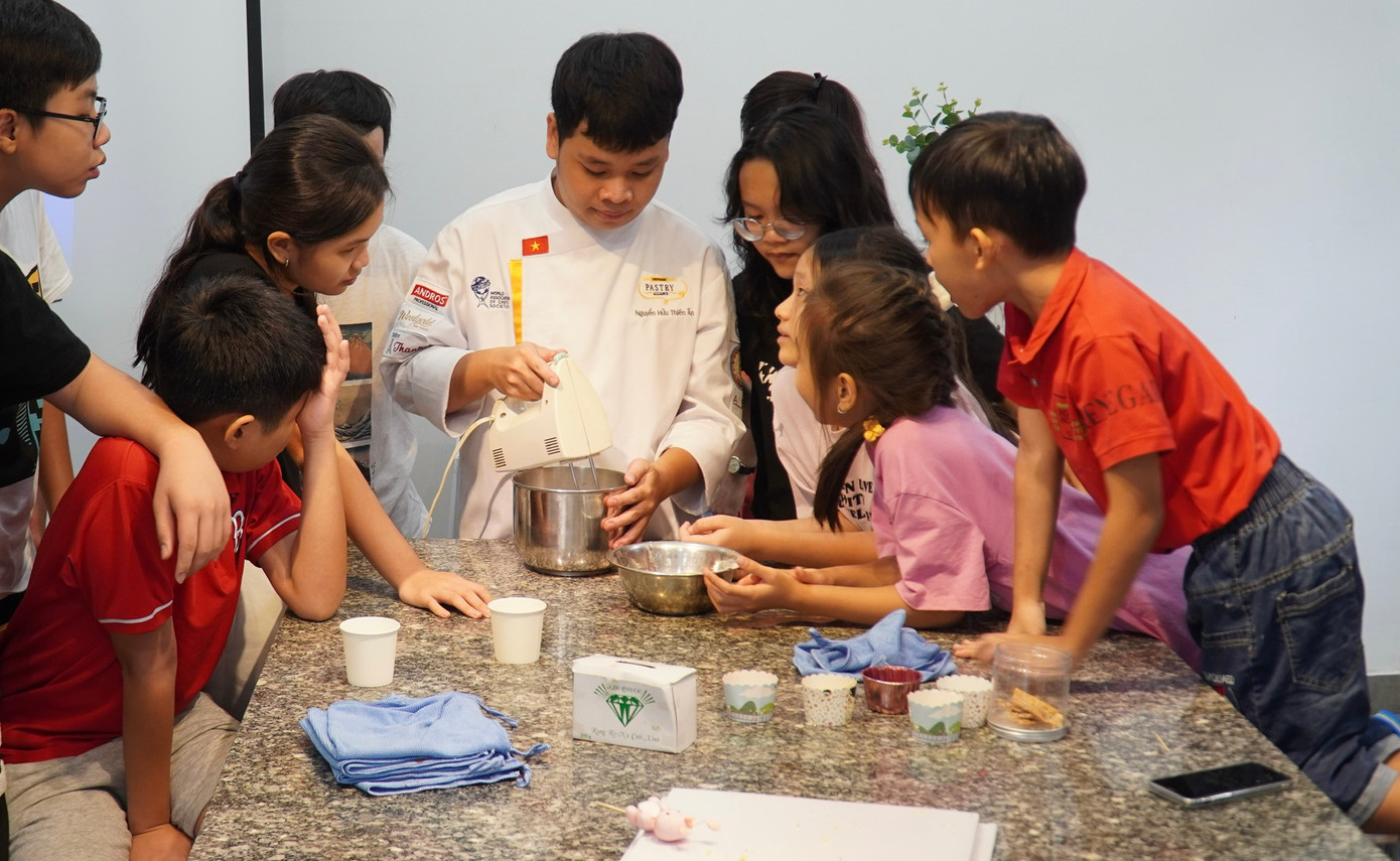 Thiên Ân trong buổi workshop chia sẻ kỹ năng làm bánh với các bạn nhỏ. Thiên Ân trong buổi workshop chia sẻ kỹ năng làm bánh với các bạn nhỏ.