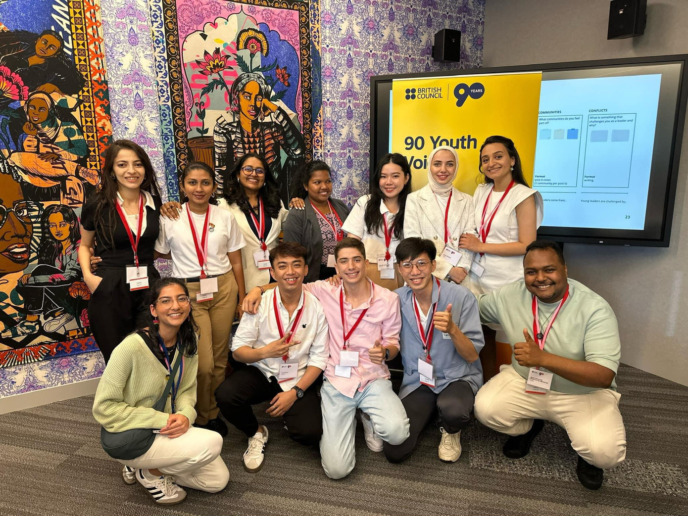 Hoàng Long (hàng ngồi, thứ hai, từ phải sang) giao lưu với các bạn trẻ đến từ những quốc gia khác trên khắp thế giới Hoàng Long (hàng ngồi, thứ hai, từ phải sang) giao lưu với các bạn trẻ đến từ những quốc gia khác trên khắp thế giới