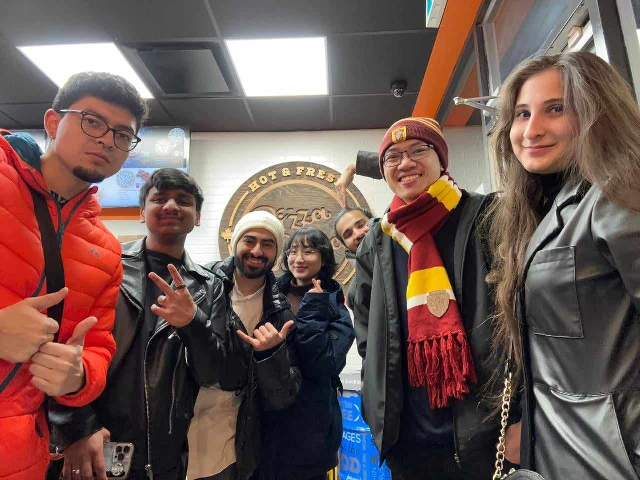 Ân Nguyễn (thứ hai, từ phải sang) đón Tết cùng những người bạn ở Canada.