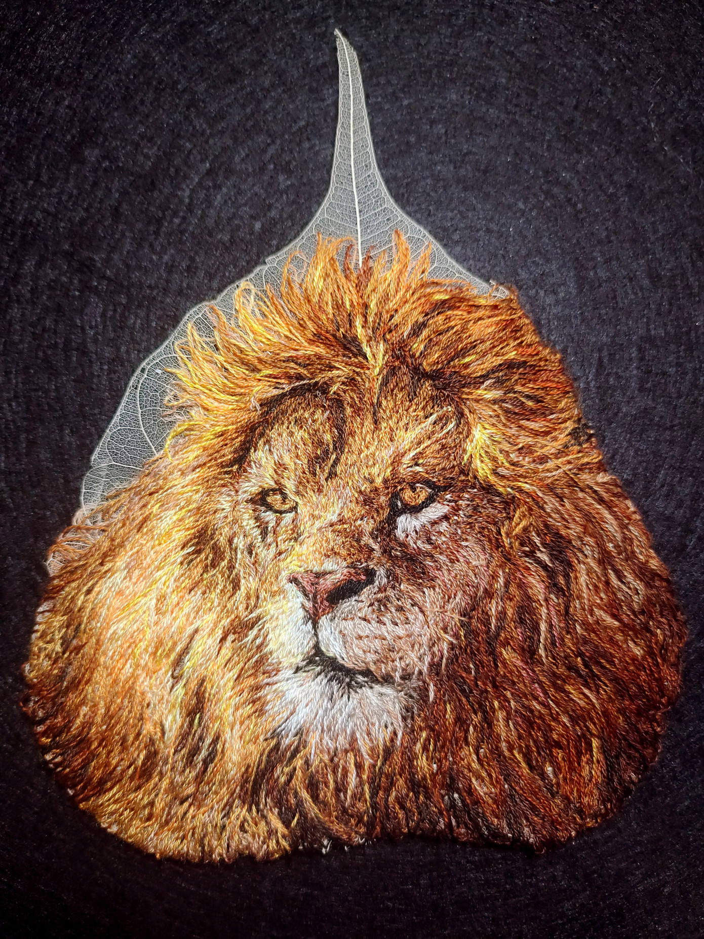 Tranh thêu tay hình sư tử đầy nghệ thuật.