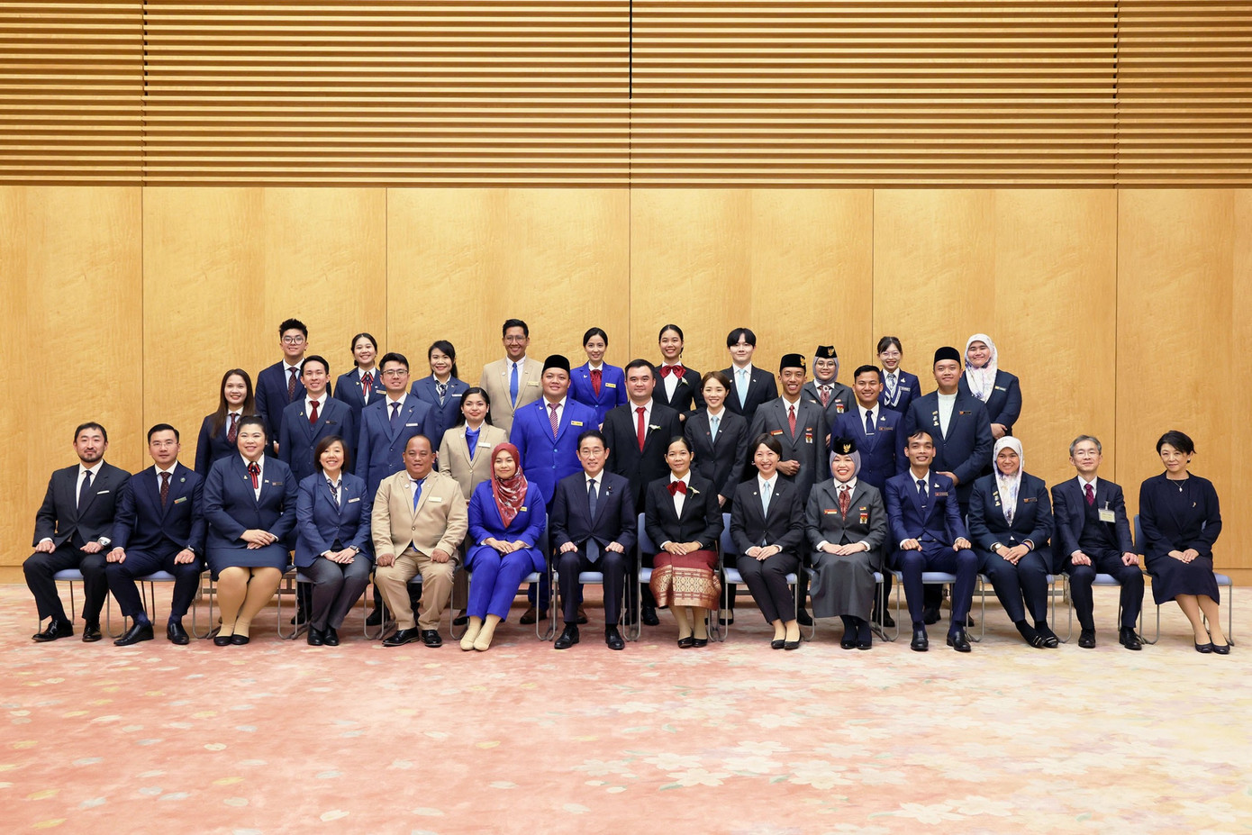 Lê Duy Trung (ngoài cùng bên trái, hàng thứ ba) đã gặp gỡ với tất cả đại biểu thanh niên đến từ các quốc gia ASEAN và Nhật Bản.