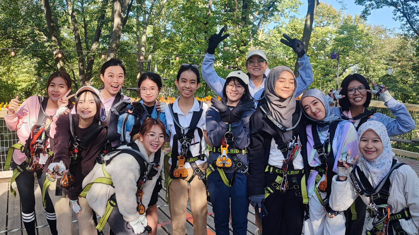 Gia Hảo (áo xanh, thứ tư từ trái sang) tại khu bảo tồn thiên nhiên Fontenelle Forest, quận Sarpy, Nebraska, Mỹ. Gia Hảo (áo xanh, thứ tư từ trái sang) tại khu bảo tồn thiên nhiên Fontenelle Forest, quận Sarpy, Nebraska, Mỹ.