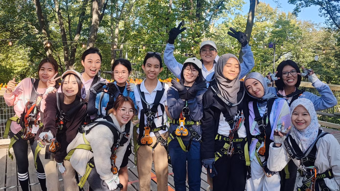 Gia Hảo (áo xanh, thứ tư từ trái sang) tại khu bảo tồn thiên nhiên Fontenelle Forest, quận Sarpy, Nebraska, Mỹ.