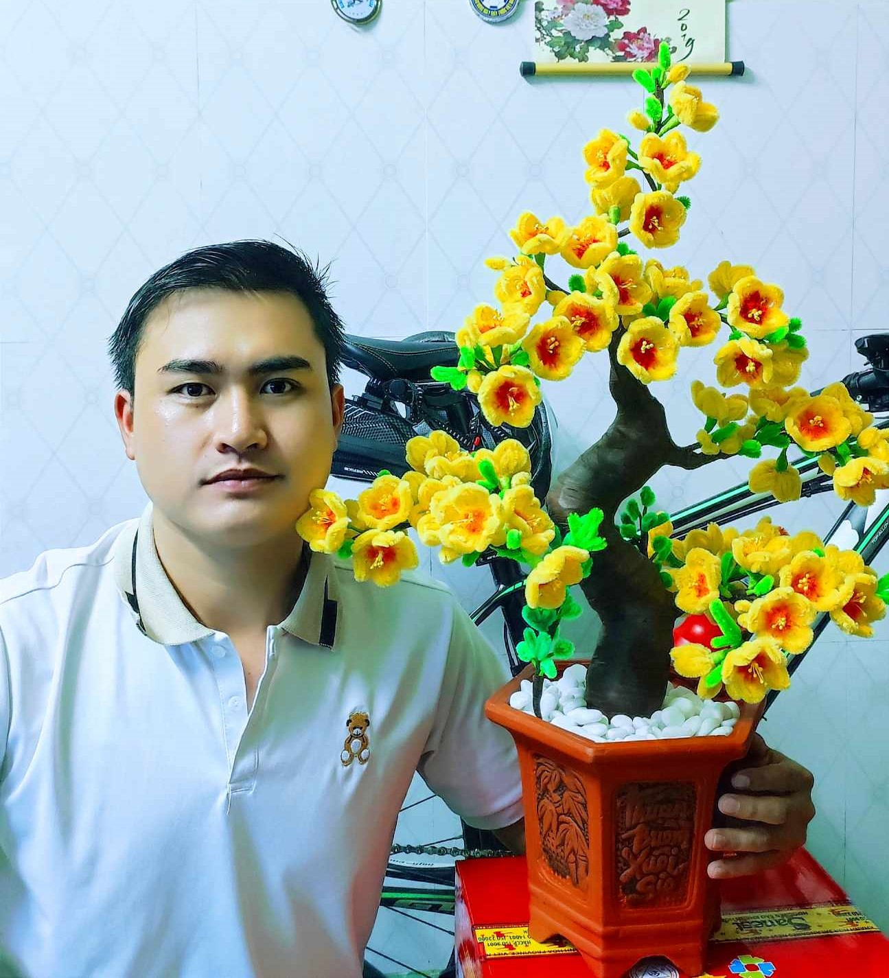 Đoàn Quốc Hội làm hoa kẽm nhung chưng Tết.