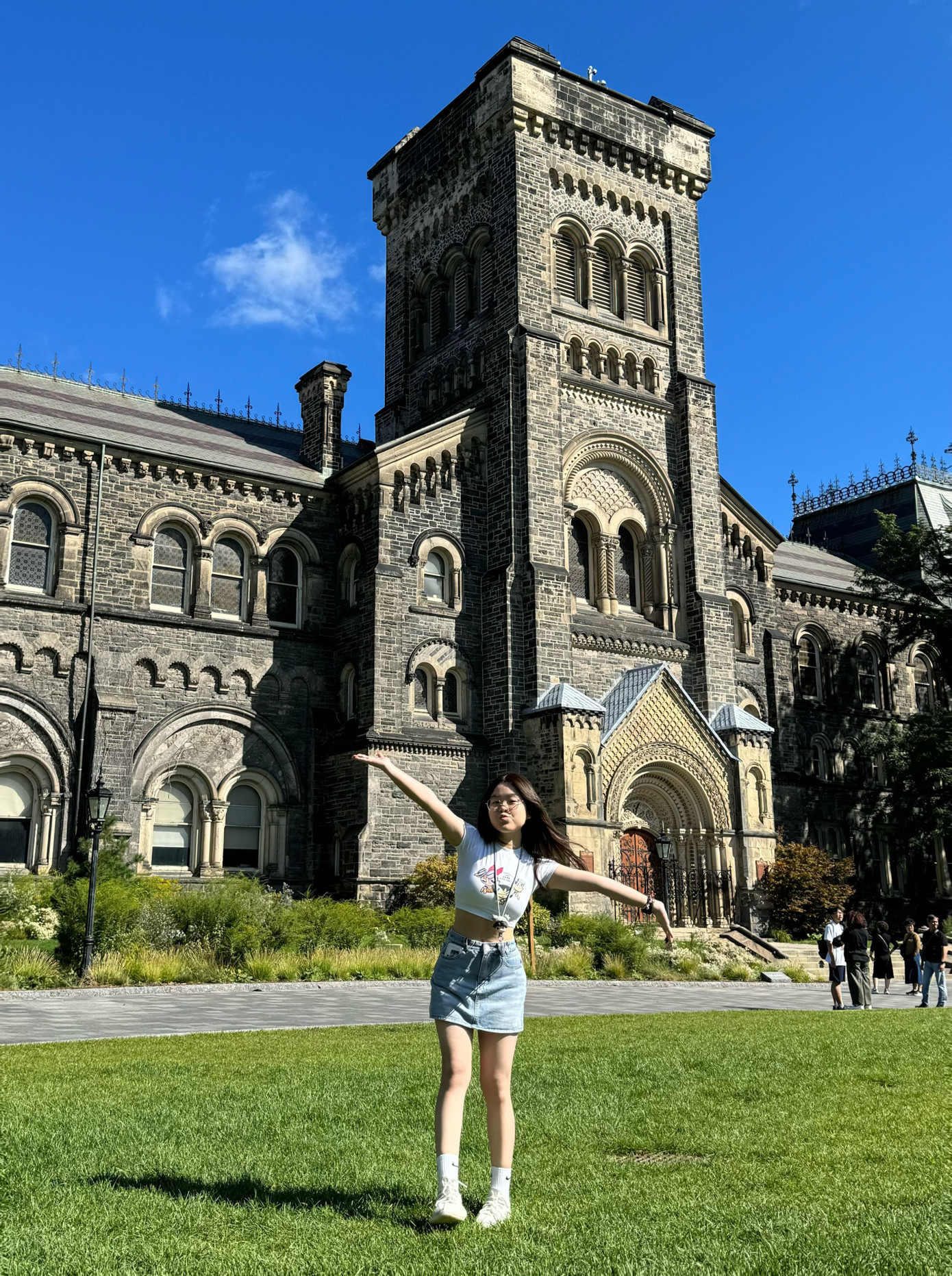 Anh Thư trước cổng trường ĐH Toronto - ngôi trường gần 200 năm tuổi. Anh Thư trước cổng trường ĐH Toronto - ngôi trường gần 200 năm tuổi.