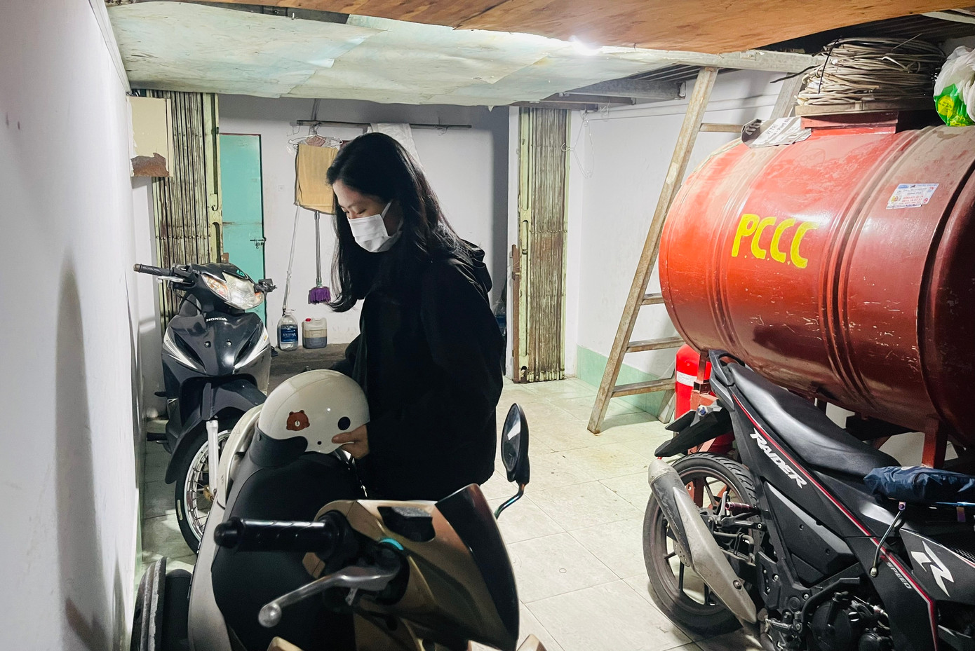 Nếu khu trọ của bạn đang thuê không thực hiện đúng các quy định PCCC thì bạn có thể gặp chủ trọ để trao đổi và yêu cầu họ thực hiện. Nếu khu trọ của bạn đang thuê không thực hiện đúng các quy định PCCC thì bạn có thể gặp chủ trọ để trao đổi và yêu cầu họ thực hiện.