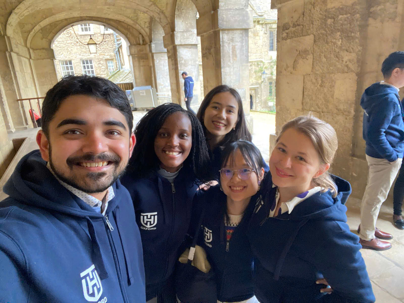 Nữ sinh Việt (thứ hai, từ phải sang) và các bạn du học sinh tại ĐH Oxford.