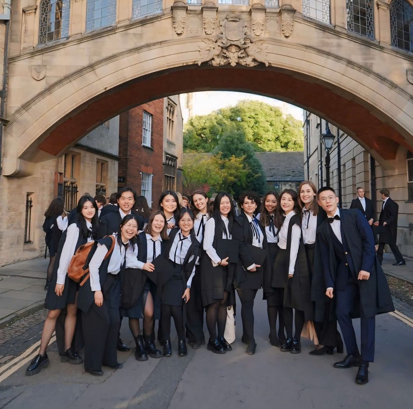 Quỳnh Mây (hàng đầu, thứ ba, từ trái sang) và những người bạn.