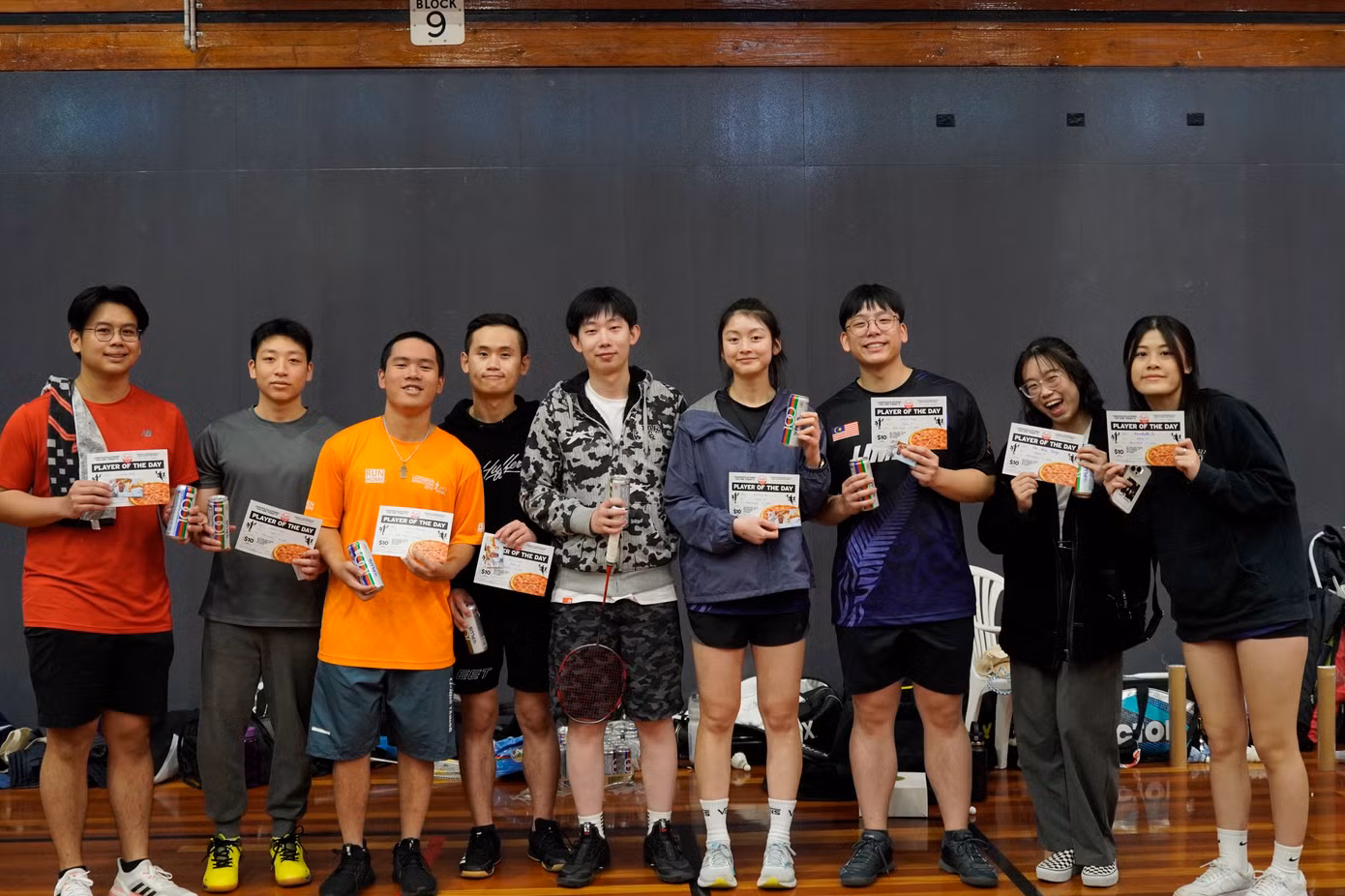 Tuấn Minh (thứ ba,từ trái sang) nhanh chóng bắt nhịp cuộc sống, học tập tại New Zealand.